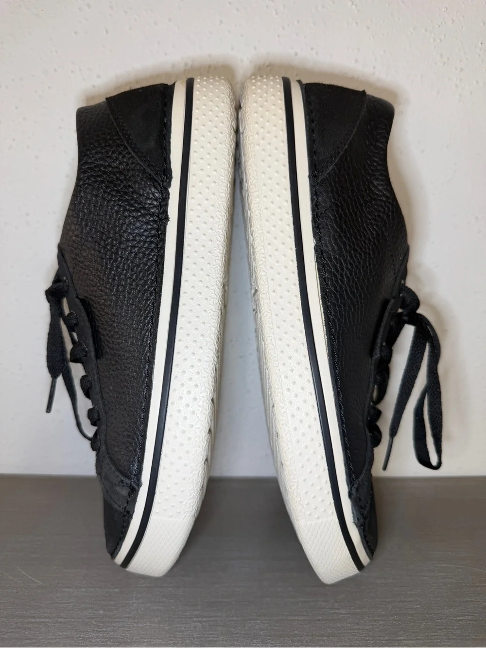 Crocs Hover Lace Up Black Pebbled Leather Sneakers Men Size 9 Women Size 11 GUC